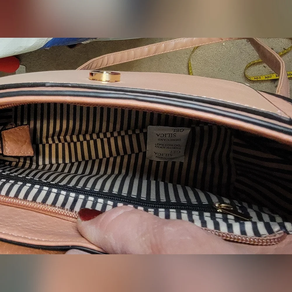 #557-Elegant Pink w/Gold Buckle Leather Crossbody Bag